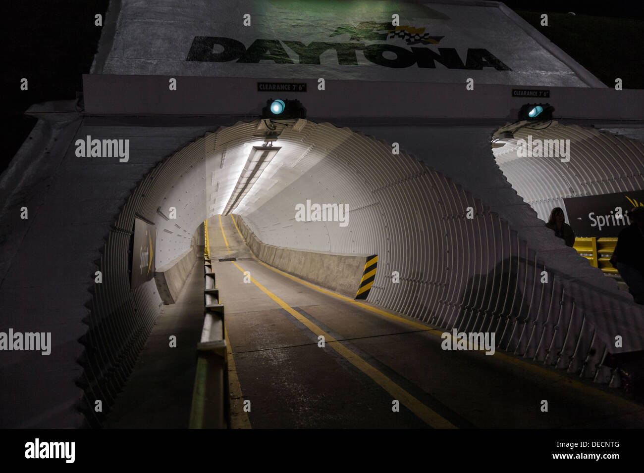Tunnels pour aller au champ intérieur sous race track à Daytona International Speedway lors de la Rolex 24 à Daytona 2012, Floride Banque D'Images