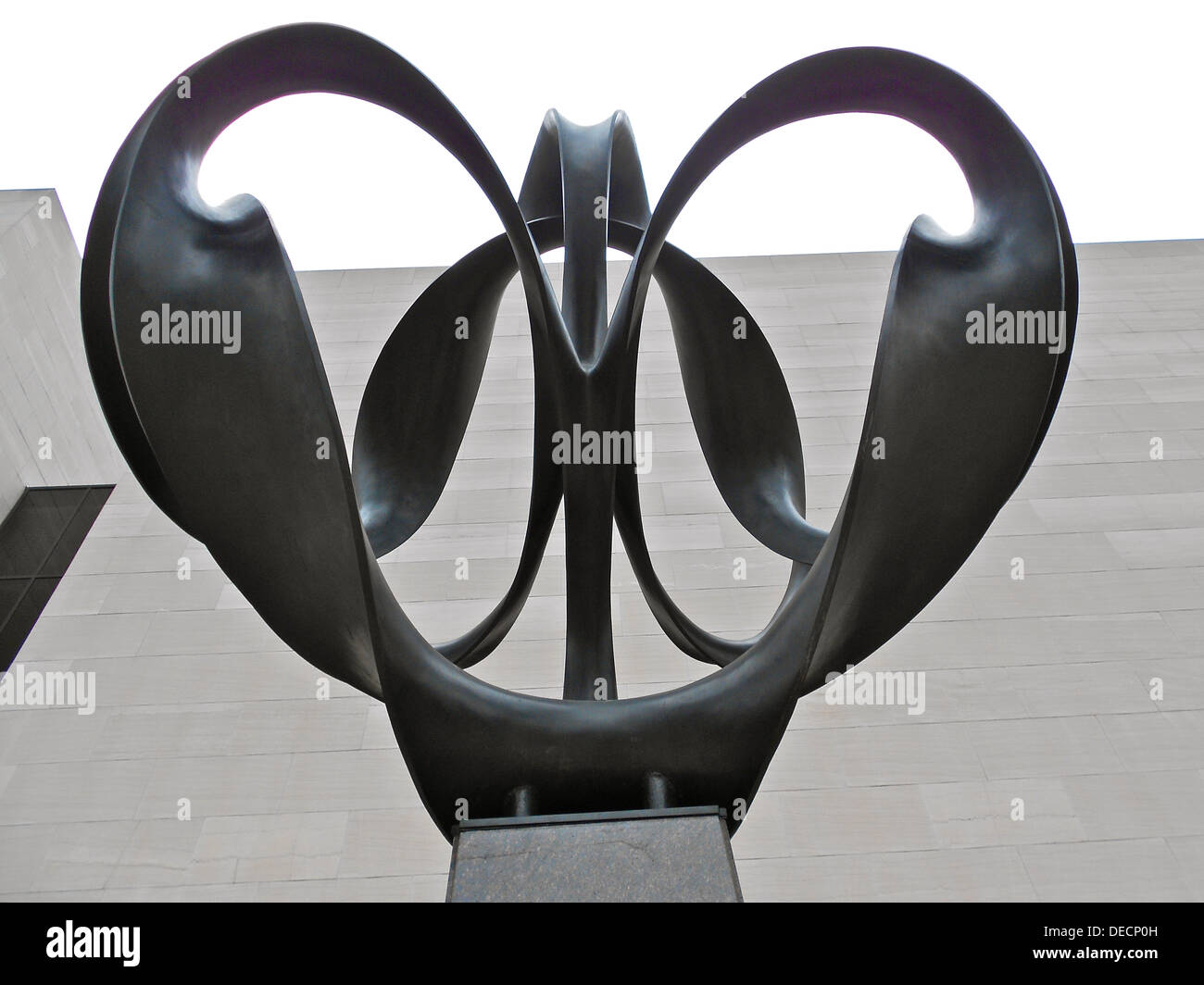 "Suivi", une sculpture par Charles O. Perry, au sud de l'étapes de la Smithsonian Air & Space Museum de Washington, DC. Banque D'Images