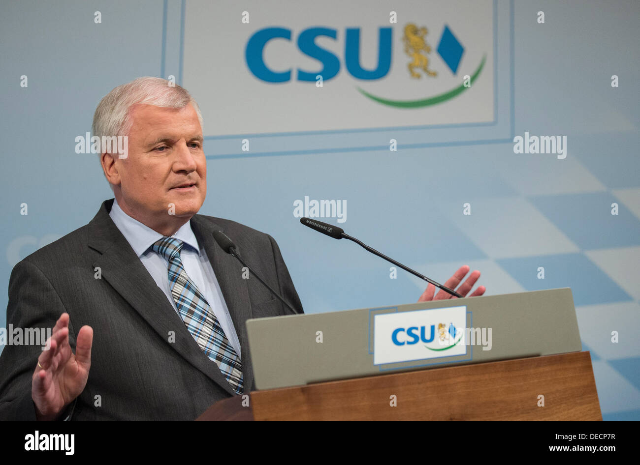 Le premier ministre de la Bavière, Horst Seehofer (CSU) prend la parole à une conférence de presse après une réunion du conseil de la CSU dans Munich, Allemagne, 16 2013 Setember. Photo : MARC MUELLER Banque D'Images