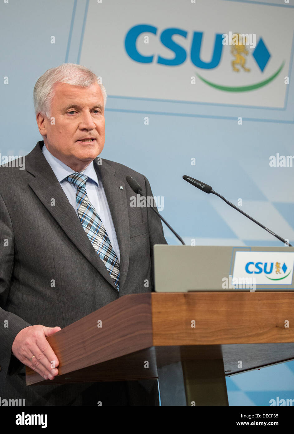 Le premier ministre de la Bavière, Horst Seehofer (CSU) prend la parole à une conférence de presse après une réunion du conseil de la CSU dans Munich, Allemagne, 16 2013 Setember. Photo : MARC MUELLER Banque D'Images