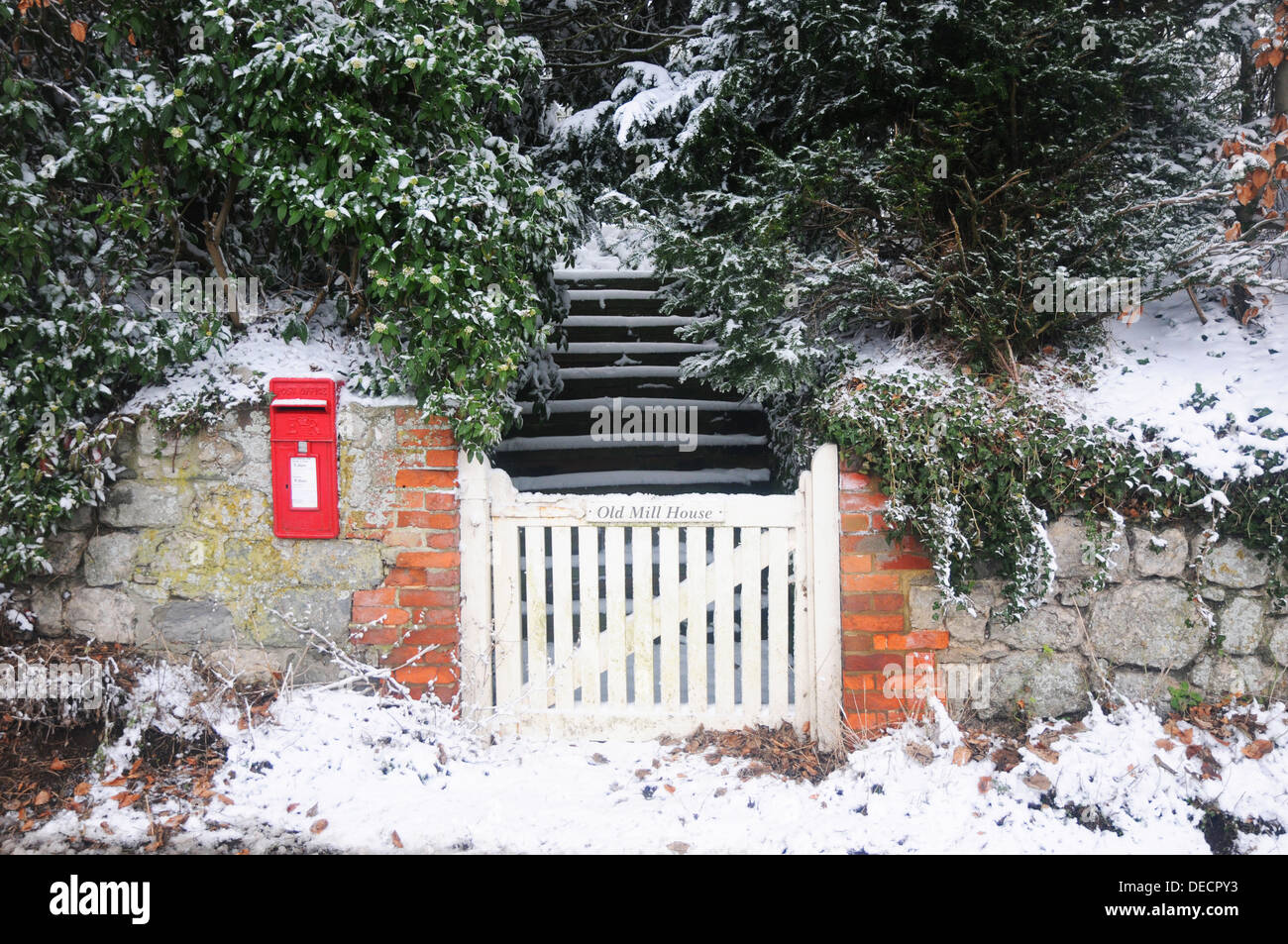 Old Mill House garden gate, old style red post box, mur de briques, comme suit. Banque D'Images
