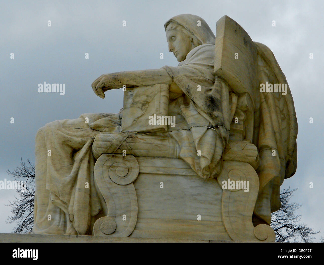 Sculpture sur les marches de l'Édifice de la Cour suprême (côté nord) "La contemplation de la justice" Banque D'Images