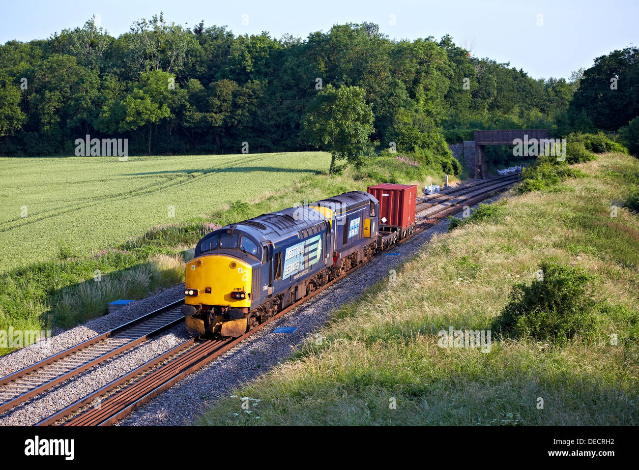 37608 et 20303 head 6V73 04:33 Crewe - Berkeley fiole à travers Croome le 08/07/13. Banque D'Images