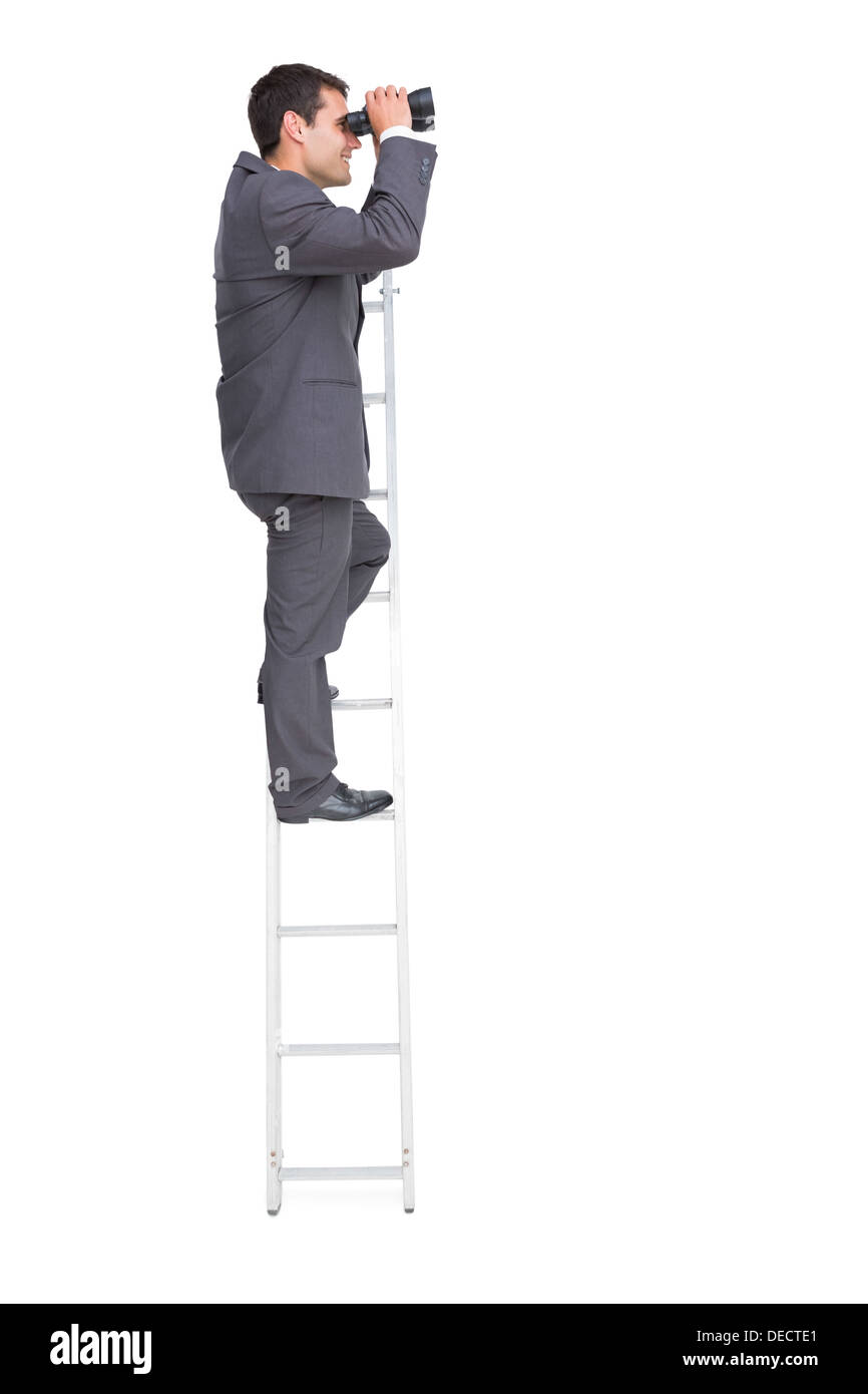 Businessman standing on l'échelle à l'aide de jumelles Banque D'Images