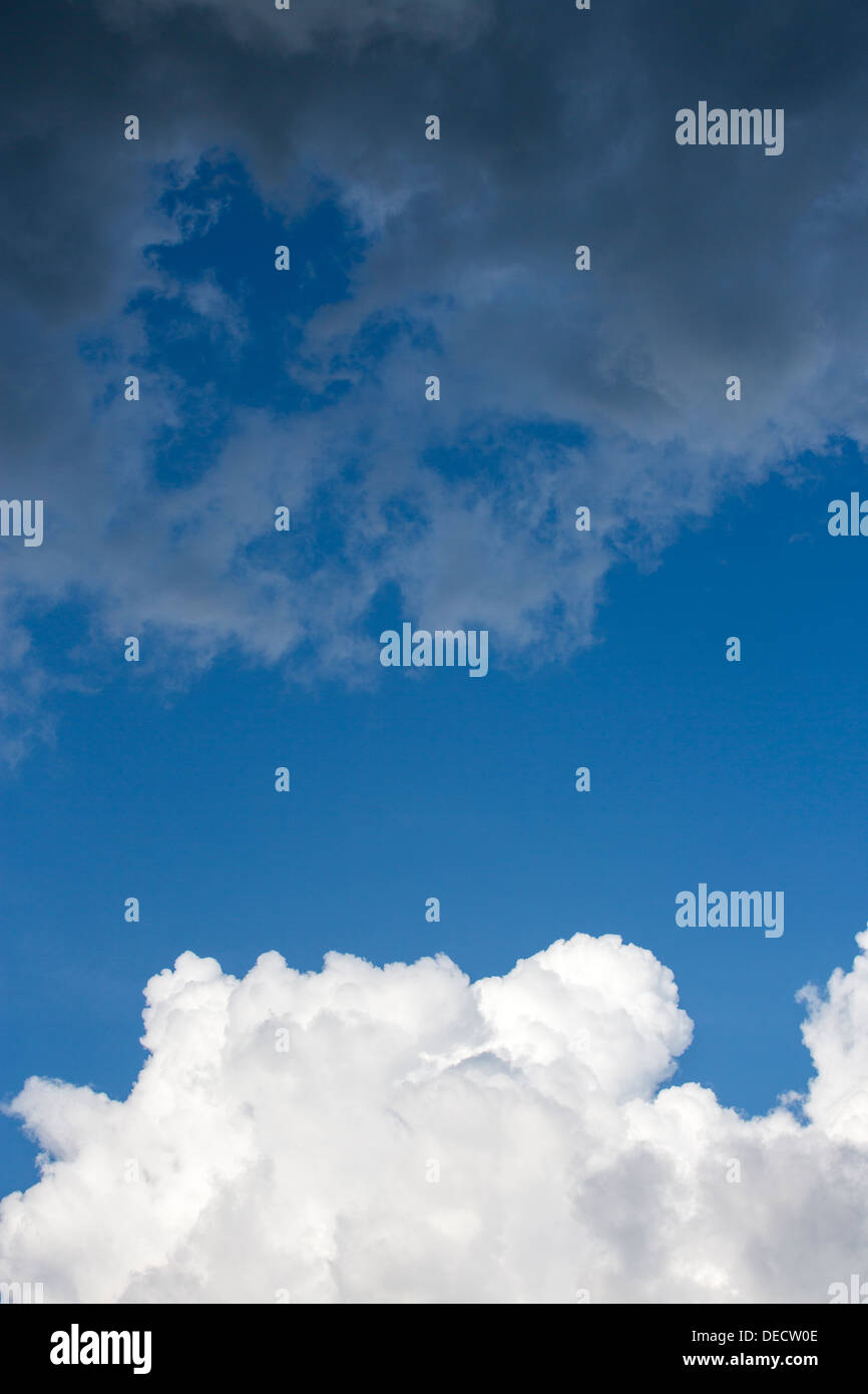 Limite du blanc et de sombres nuages , Finlande Banque D'Images