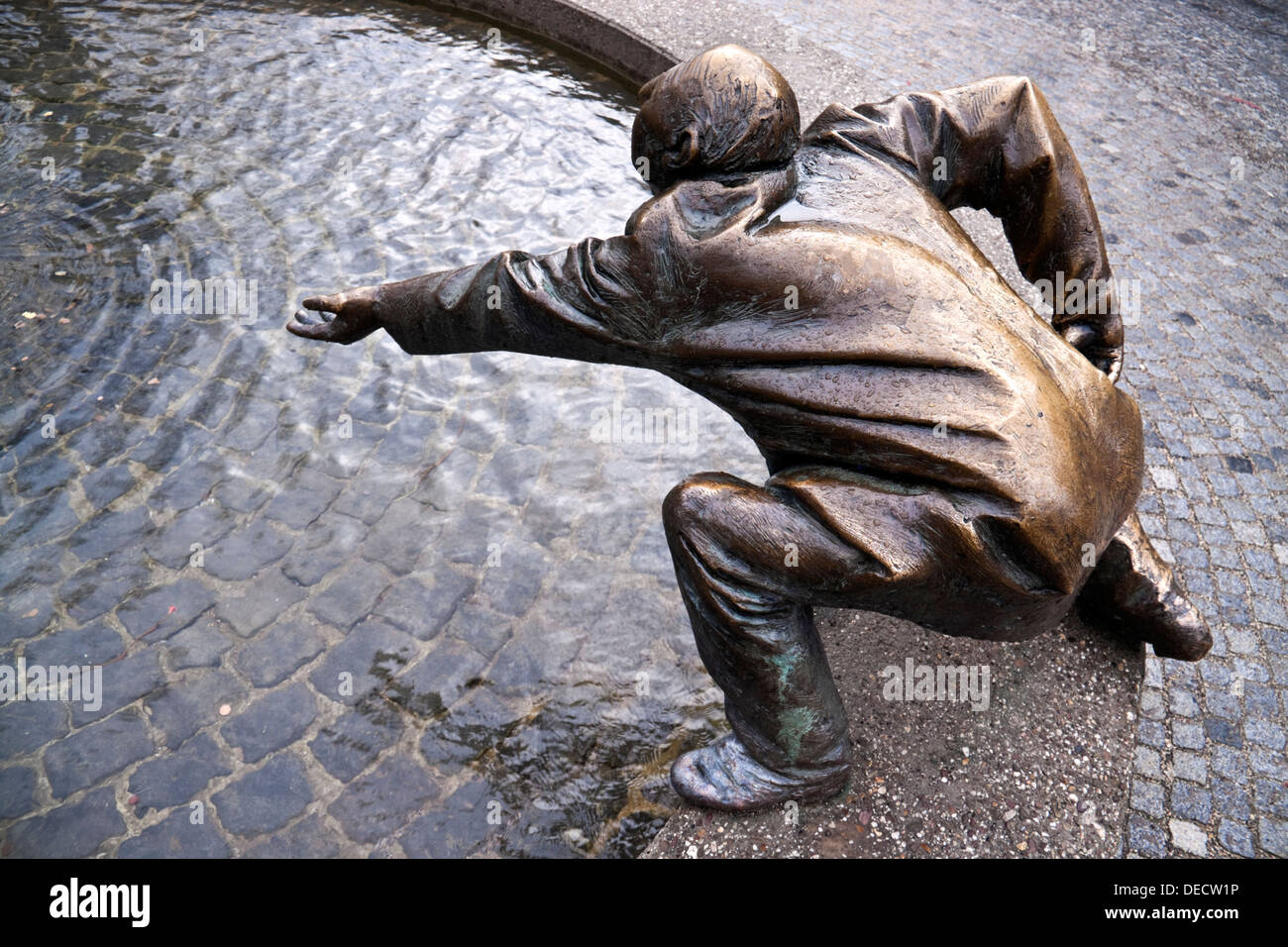Statue en bronze d'un homme à la mendicité à Aix-la-Chapelle, Allemagne par Karl-Henning Seemann Banque D'Images