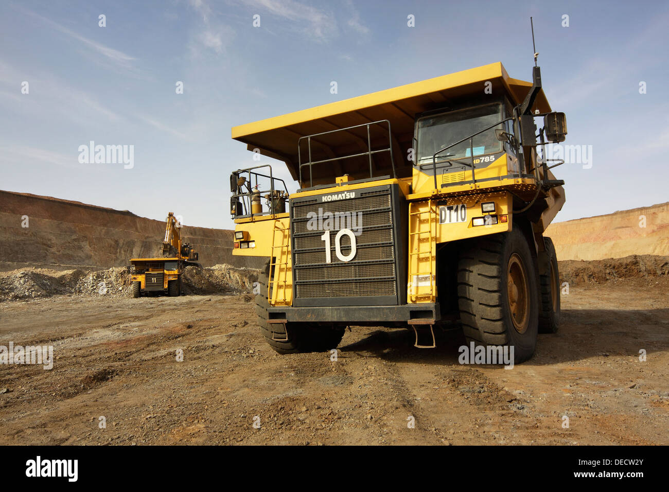 L'exploitation de la mine d'or à ciel ouvert en surface en fonte avec de grandes pelles et camions laissant travailler derrière, Mauritanie, Afrique du Nord-Ouest Banque D'Images