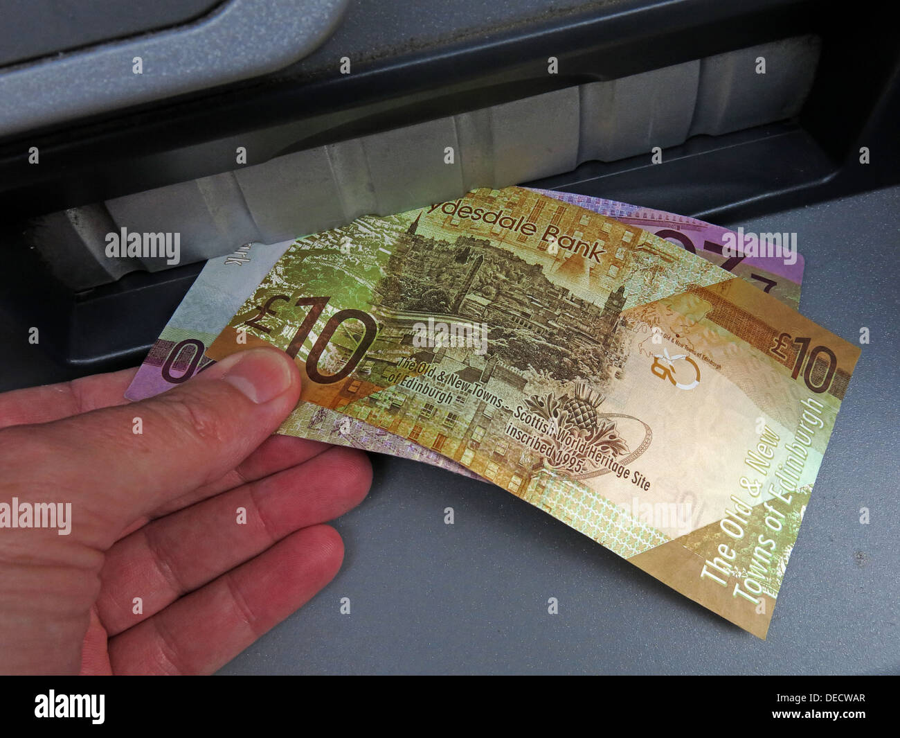 Prendre des notes d'une sterling écossais RBS cash machine, à Edinburgh, Midlothian, Scotland Banque D'Images