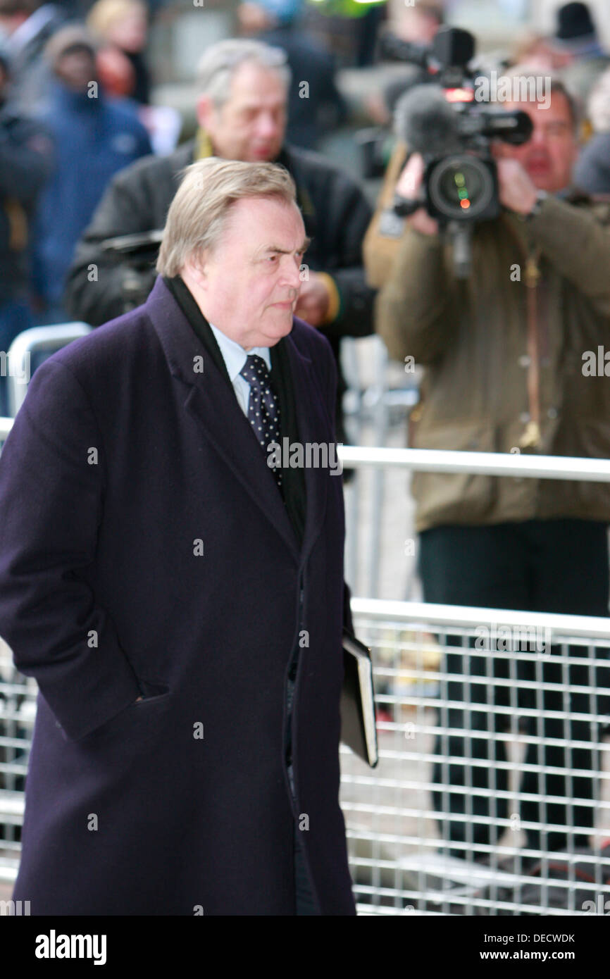 Ancien vice-premier ministre John Prescott Seigneur passe devant un protestataire en arrivant à la reine Elizabeth II conferenc Banque D'Images