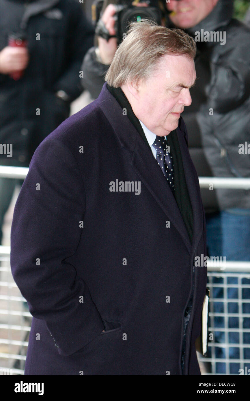 Ancien vice-premier ministre John Prescott Seigneur passe devant un protestataire en arrivant à la reine Elizabeth II conferenc Banque D'Images