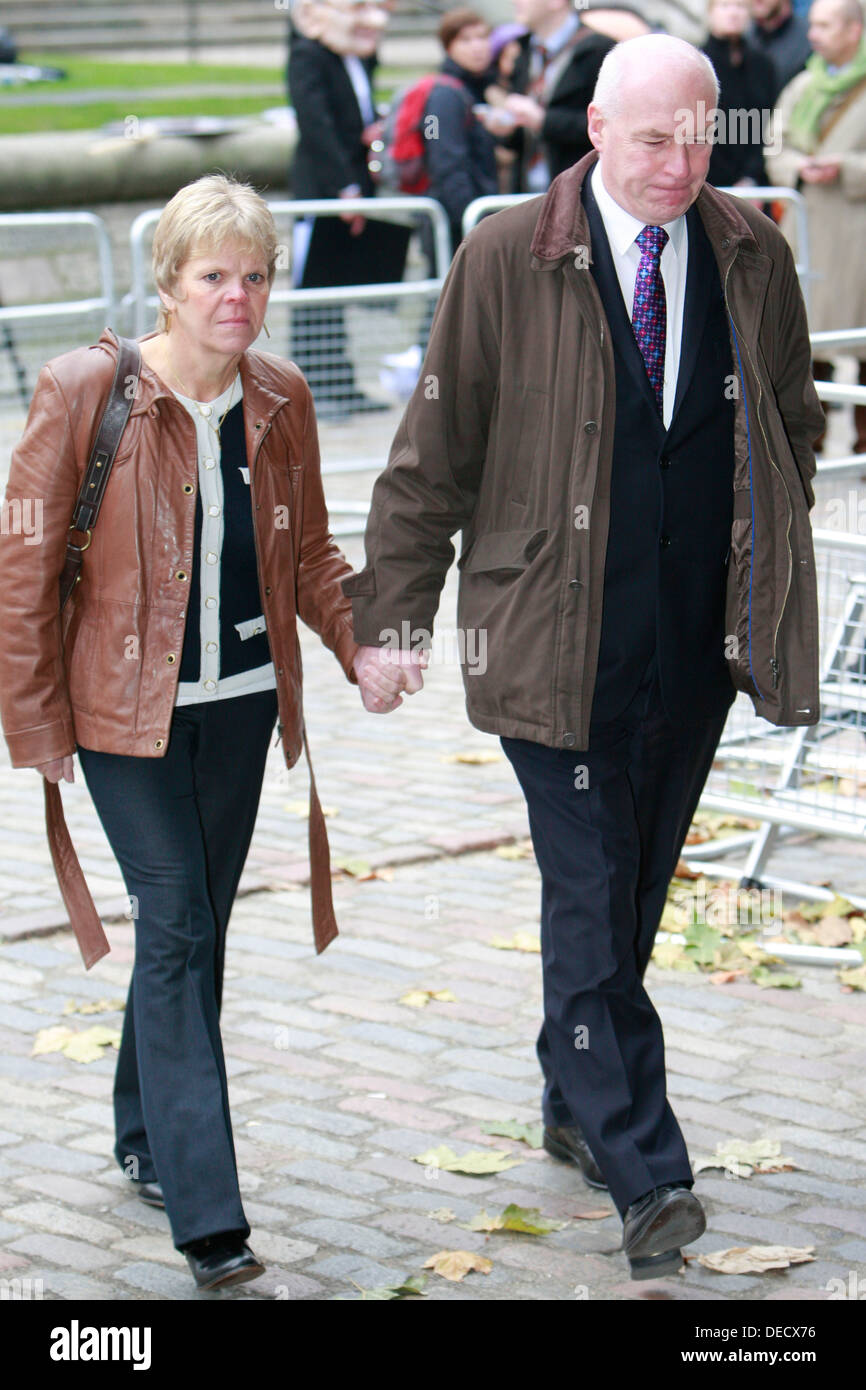 Sally (L) et Bob (R) Dowler parents assassinés de l'anglais 13 ans, fille, Amanda Jane 'Milly' Dowler arrivent à la Reine Elizab Banque D'Images