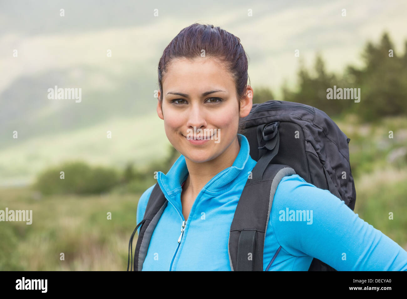 Jolie femme hiker with backpack smiling Banque D'Images