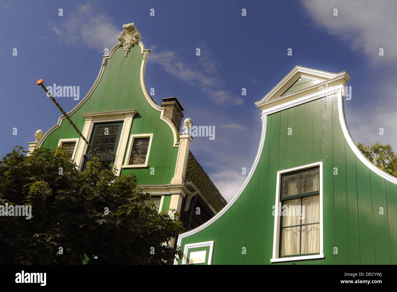 Maisons à pignons à Zaanse Schans, célèbre pour ses moulins à vent et les maisons historiques, Zaandam, Hollande du Nord, aux Pays-Bas. Banque D'Images