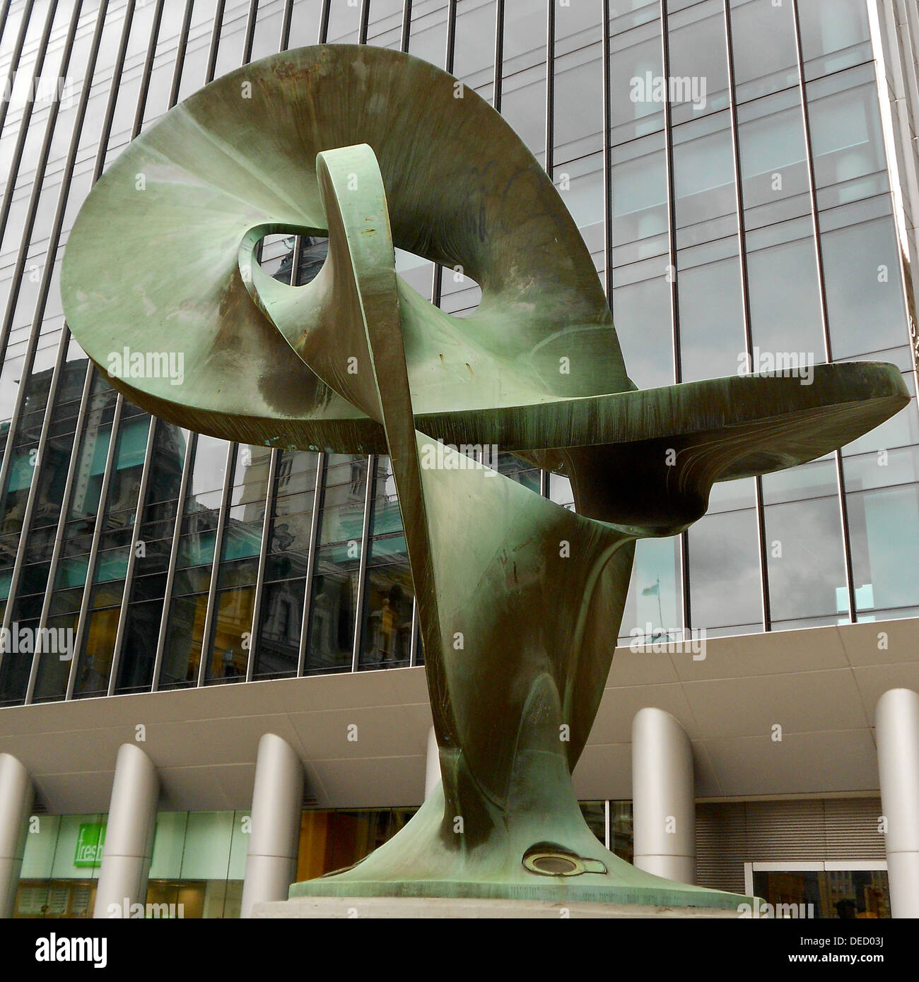 Trinité (sculpture) par Robert Engman installé sur le Ben Franklin Parkway à Philadelphie en 1975. Banque D'Images