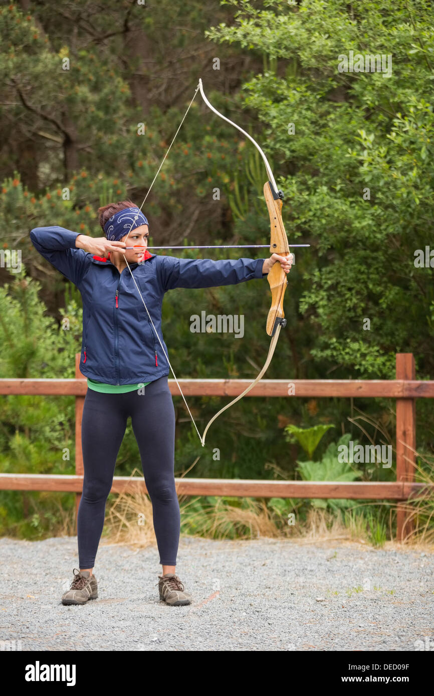 Brunette practicing archery Banque D'Images