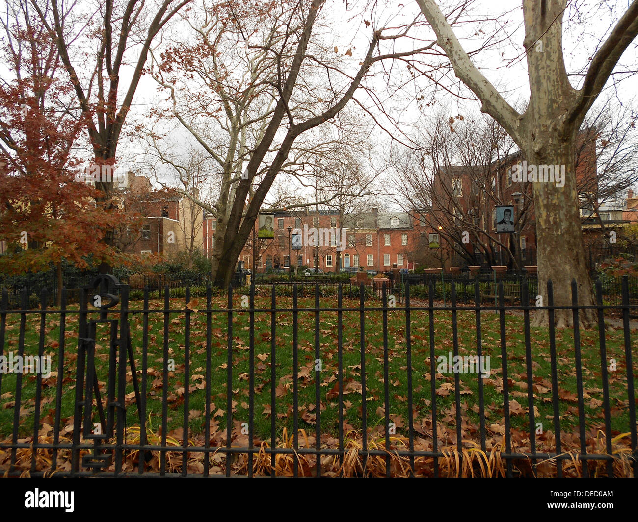 Mario Lanza Park à Philadelphie est un parc public situé entre Catharine Street et Queen Street, offrant des espaces verts pour la détente et les événements communautaires. Le parc porte le nom du célèbre chanteur d'opéra Mario Lanza et sert de lieu de rassemblement de quartier dans le sud de Philadelphie. Il fournit un espace récréatif et ajoute une importance culturelle à la région. Banque D'Images