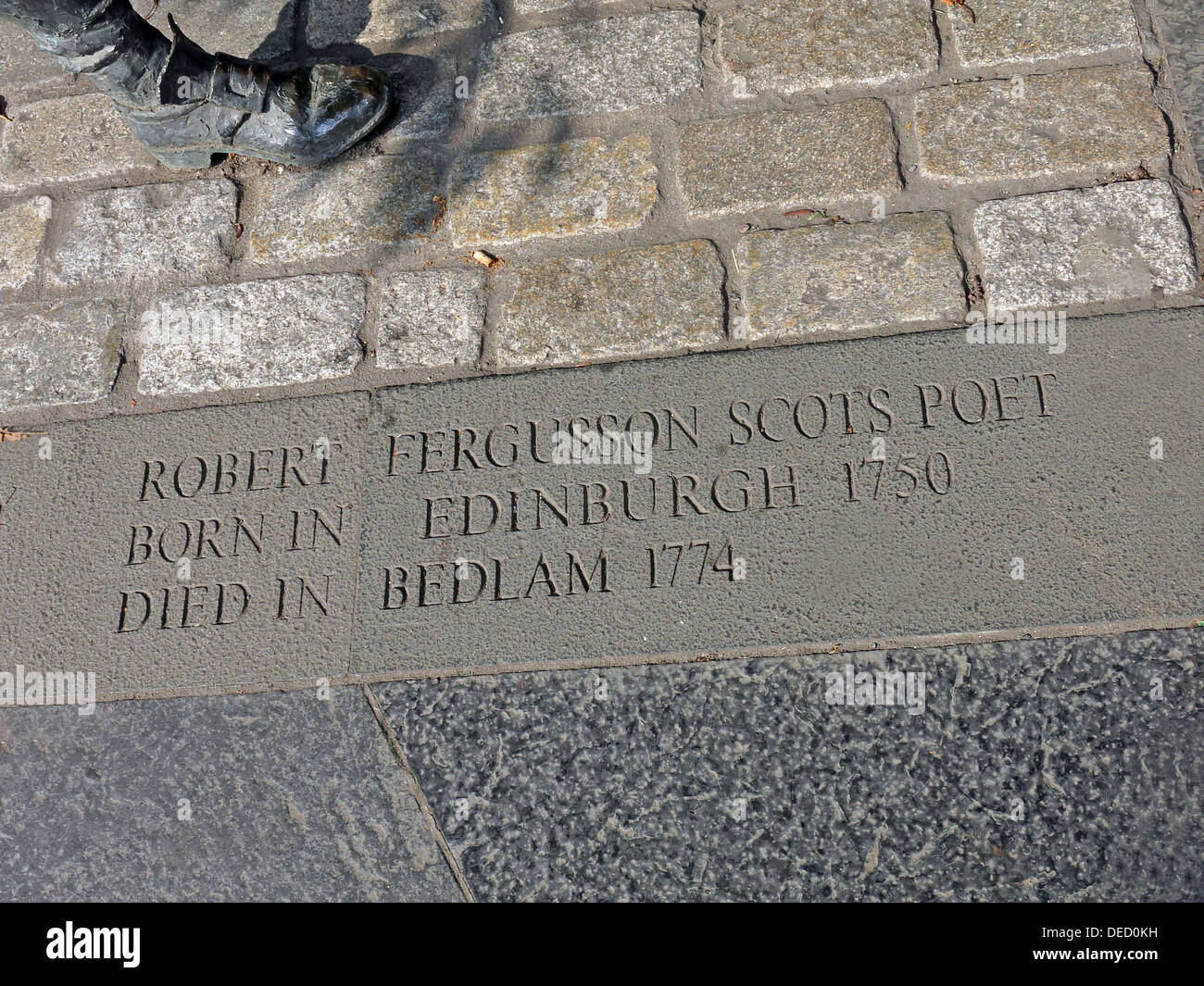 Le poète écossais Robert Fergusson Statue en bronze de la canongate Edinburgh Royal Mile. Banque D'Images