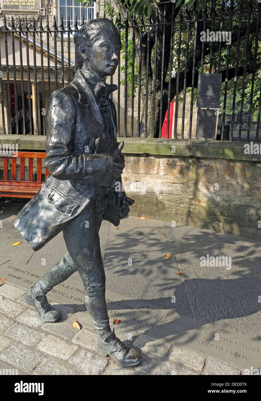 Le poète écossais Robert Fergusson Statue en bronze de la canongate Edinburgh Royal Mile. Banque D'Images