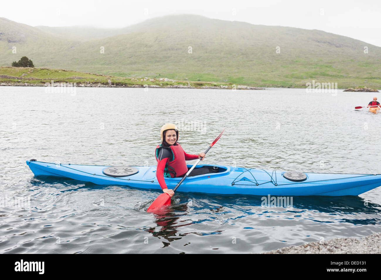 Smiling woman in a kayak Banque D'Images