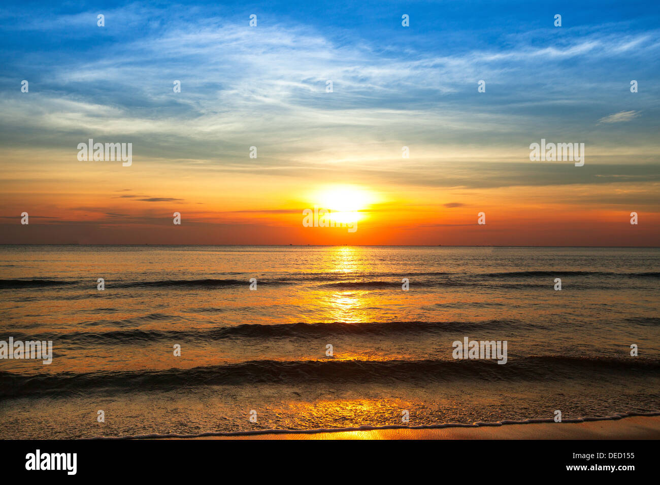 Magnifique coucher de soleil sur la côte du Golfe de Siam Banque D'Images