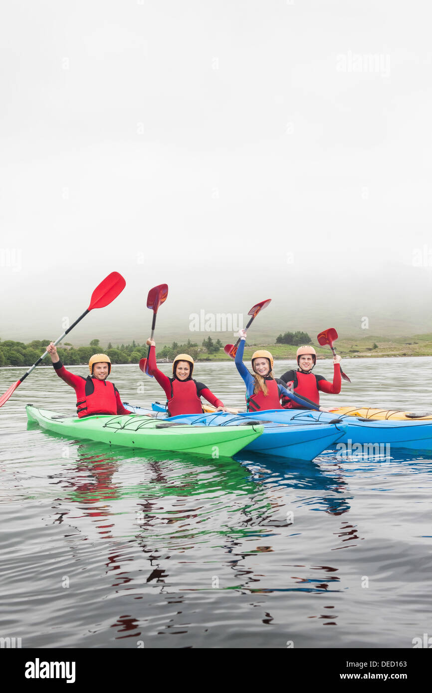 Heureux les amis de l'aviron sur le lac de Banque D'Images