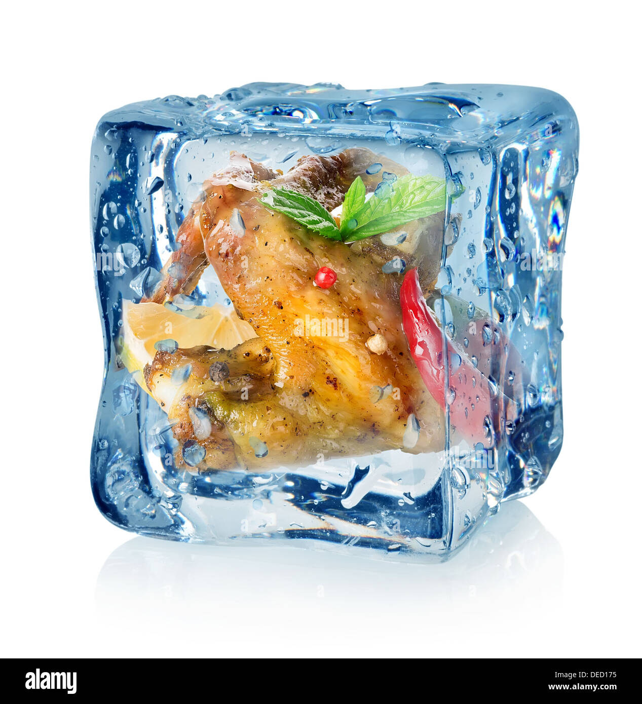 Des ailes de poulet en cube de glace isolé sur fond blanc Banque D'Images