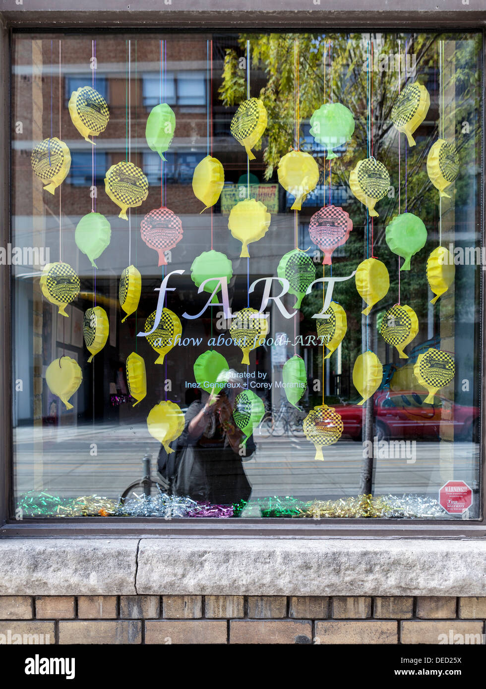 FART - Exposition "L'art d'étudiants de l'alimentation et de l'Art" à l'aide de coussins whoopee dans une fenêtre Afficher - Toronto Banque D'Images