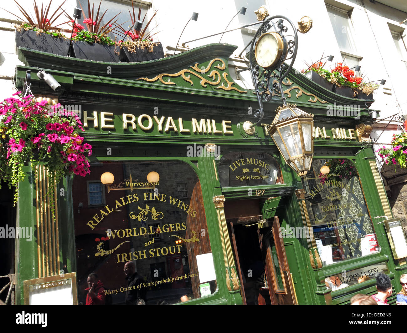 La pub classique Royal Mile High St , La Vieille Ville d'Édimbourg en Écosse Banque D'Images