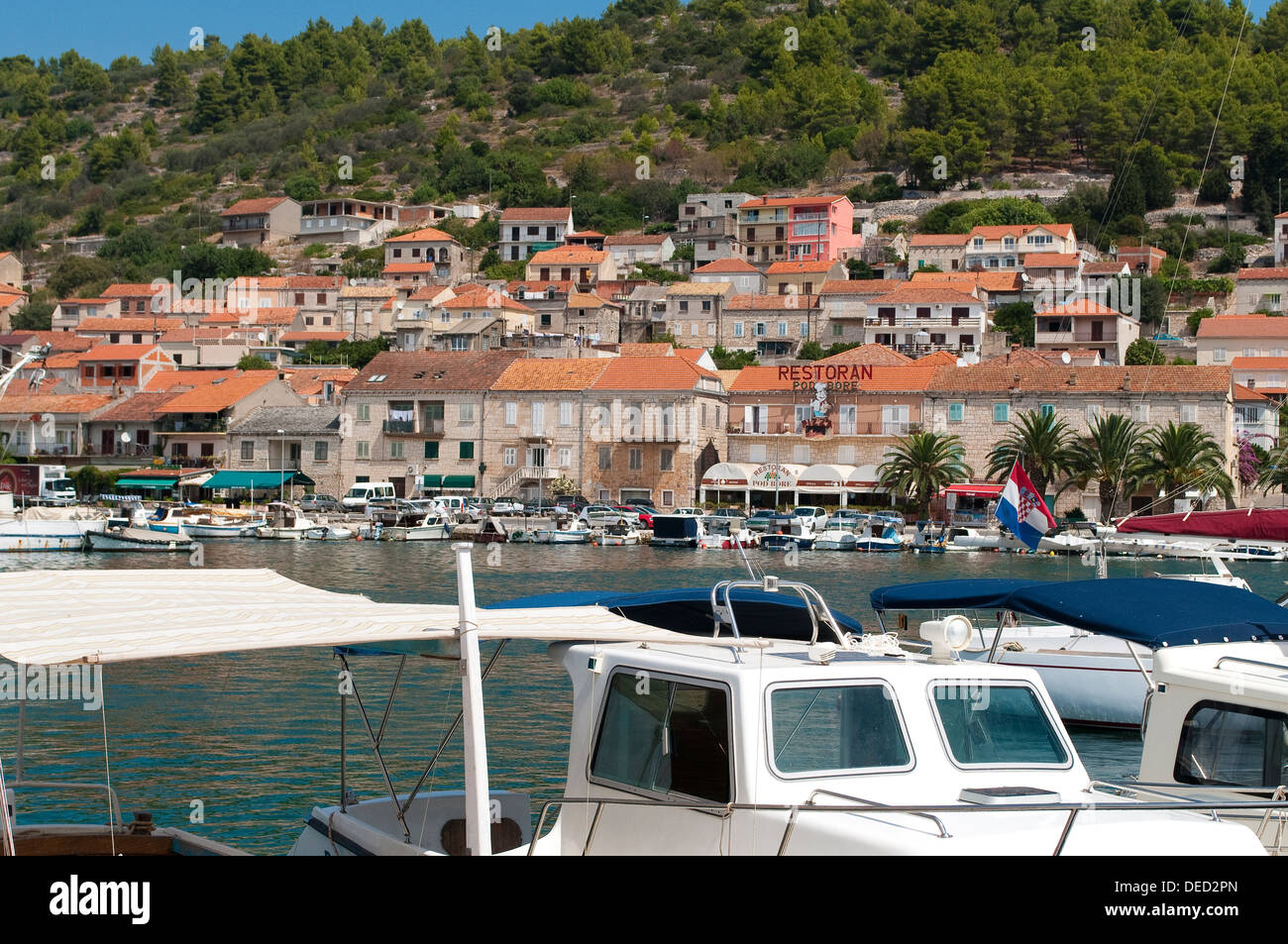 Port avec bateaux amarrés, Vela Luka, île de Korcula, Croatie Banque D'Images