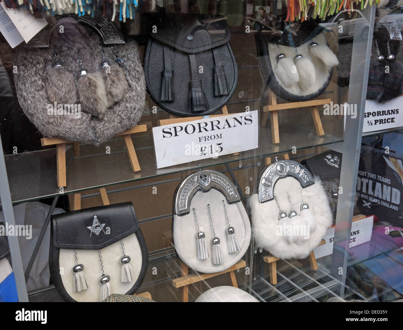 Une variété de highland jaquettes en vente a Edimbourg en Ecosse Banque D'Images