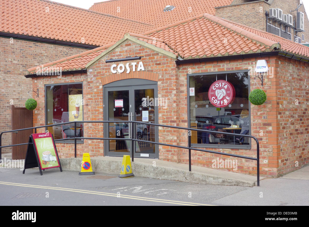 Café Costa Coffee a récemment ouvert dans le bâtiment converti de toilettes publiques vendues pour le réaménagement par l'autorité locale Banque D'Images