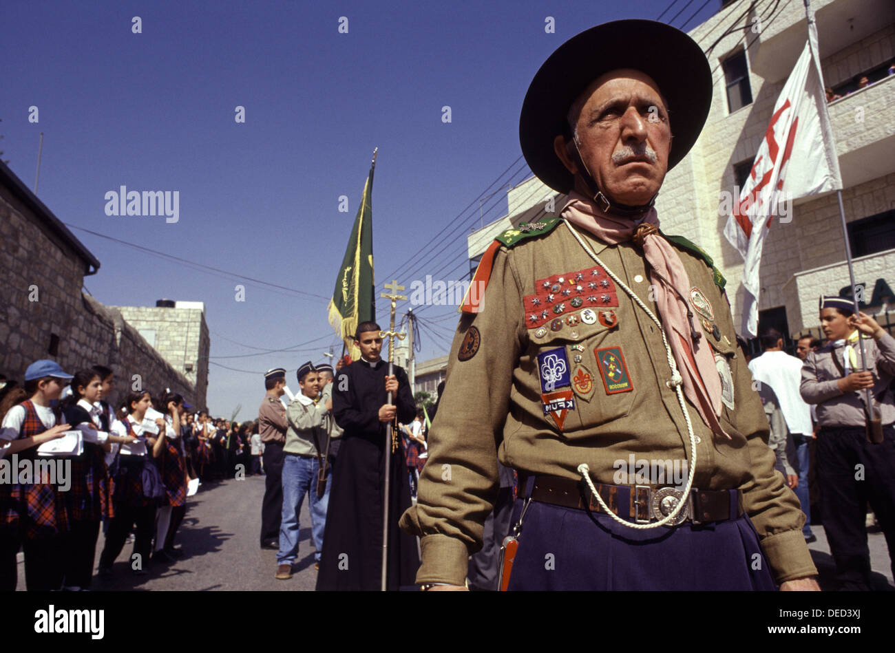 Les scouts orthodoxes palestiniens marchent lors de la célébration du dimanche des palmiers au Mont des oliviers à Jérusalem-est en Israël Banque D'Images