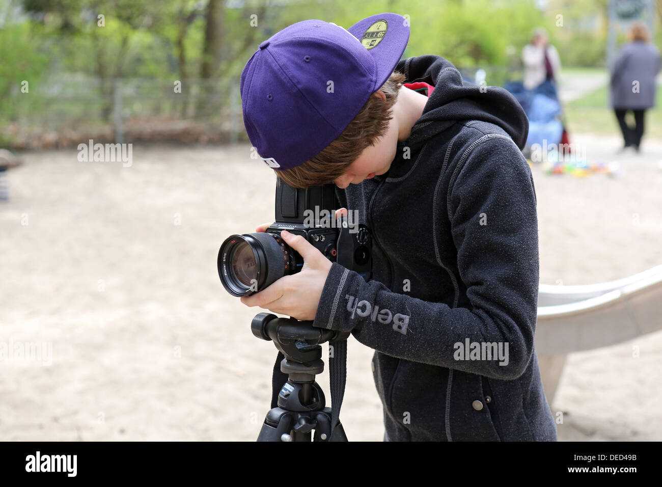 Berlin, Allemagne, garçon photographié avec un appareil moyen format Hasselblad Banque D'Images