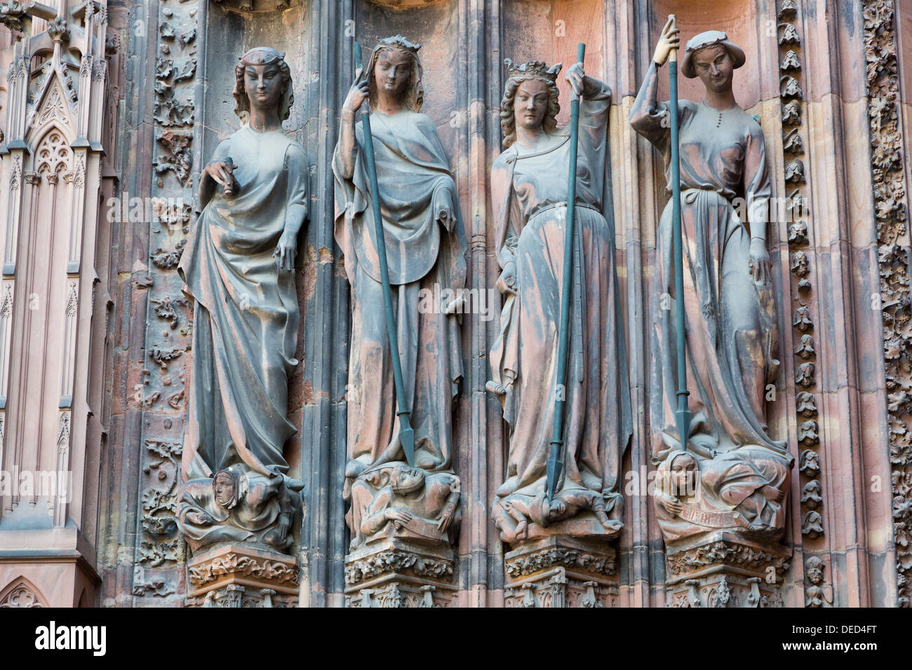 Sculptures du portail ouest de la cathédrale à Strasbourg, France Banque D'Images