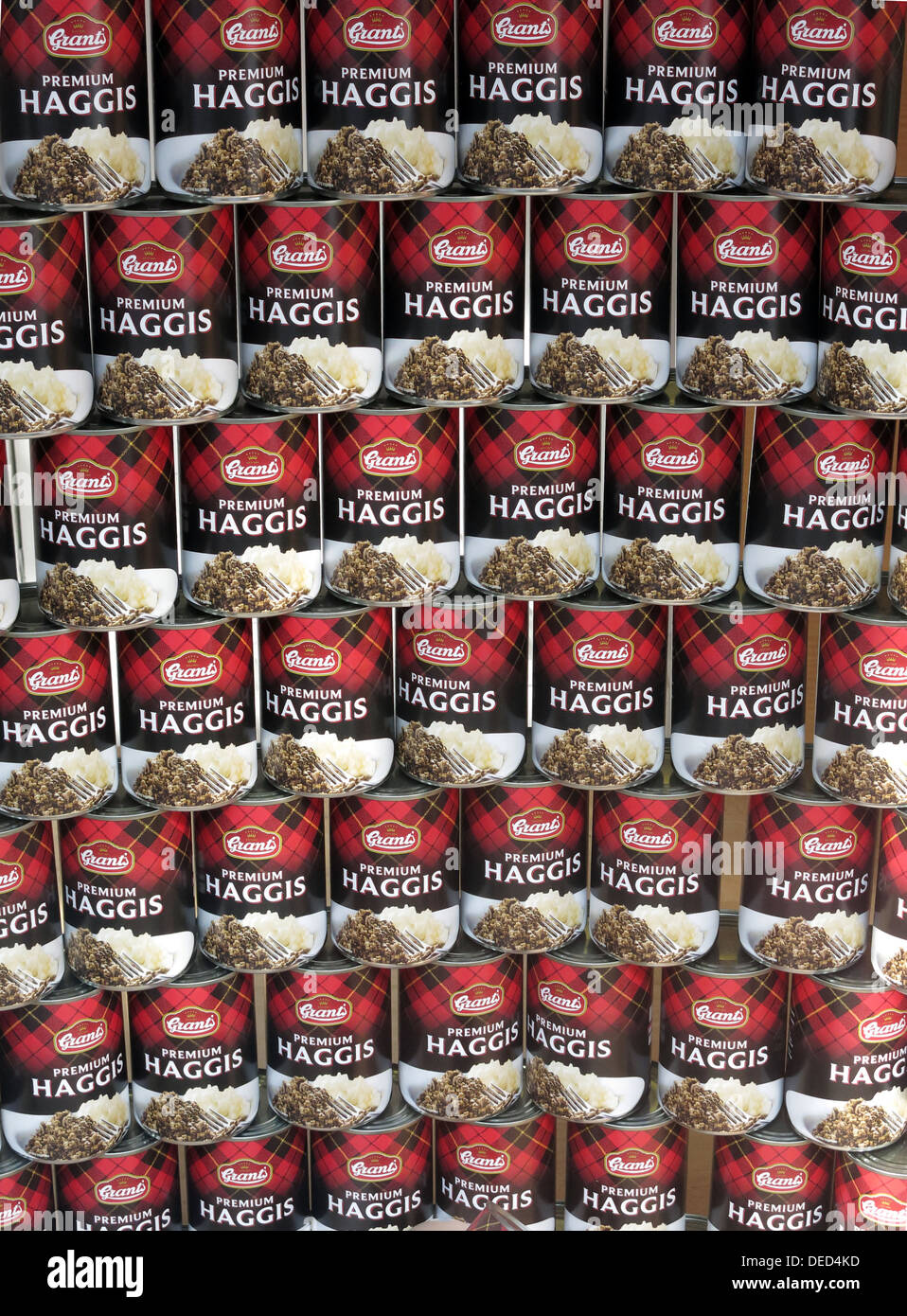 Boîtes de dons de produits alimentaires Haggis écossais Premium , empilés Banque D'Images