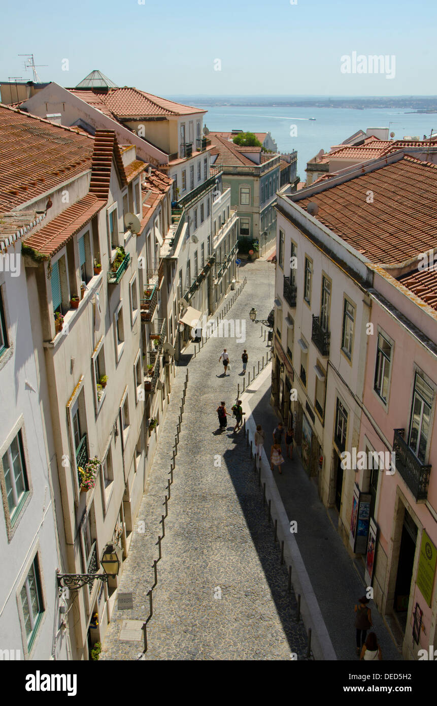 Street dans le quartier d'Alfama le plus ancien quartier de Lisbonne avec le Tage à l'arrière-plan Portugal Banque D'Images