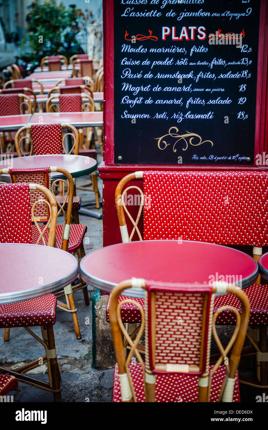 Coin salon en plein air au Café le consulat à Montmartre, Paris France Banque D'Images