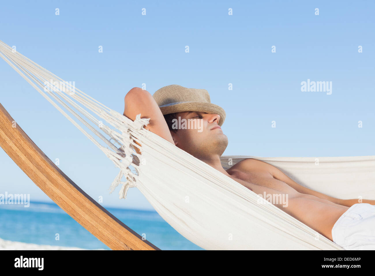 Man lying on hammock sleeping Banque D'Images