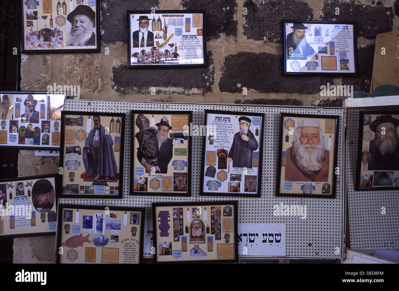 Photos de dirigeants spirituels juifs à vendre à Tibériade, Israël Banque D'Images