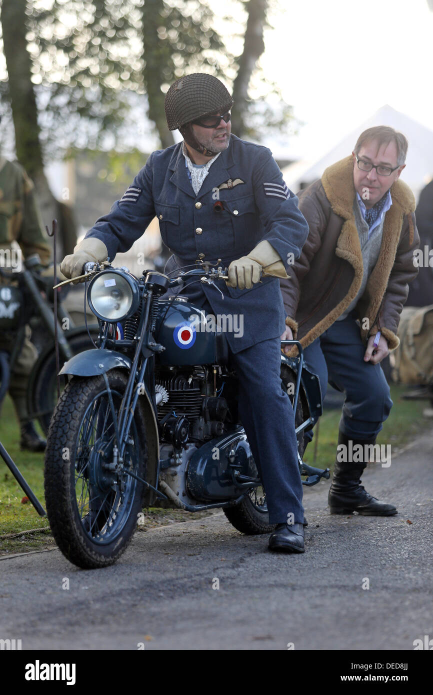 Chichester, UK . 15e Août, 2013. Goodwood Revival 2013 au Goodwood Motor Circuit - Photo montre une période moto RAF © Oliver Dixon/Alamy Live News Banque D'Images