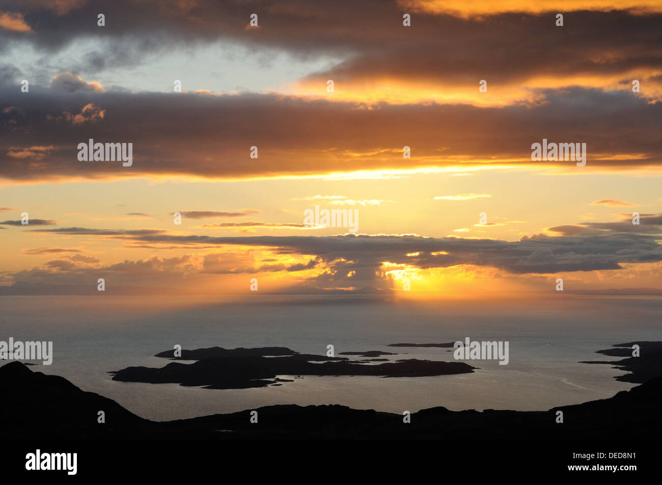 Coucher de soleil sur les îles Summer de Sgurr une Fhidhleir, Loch Broom, Ecosse Banque D'Images