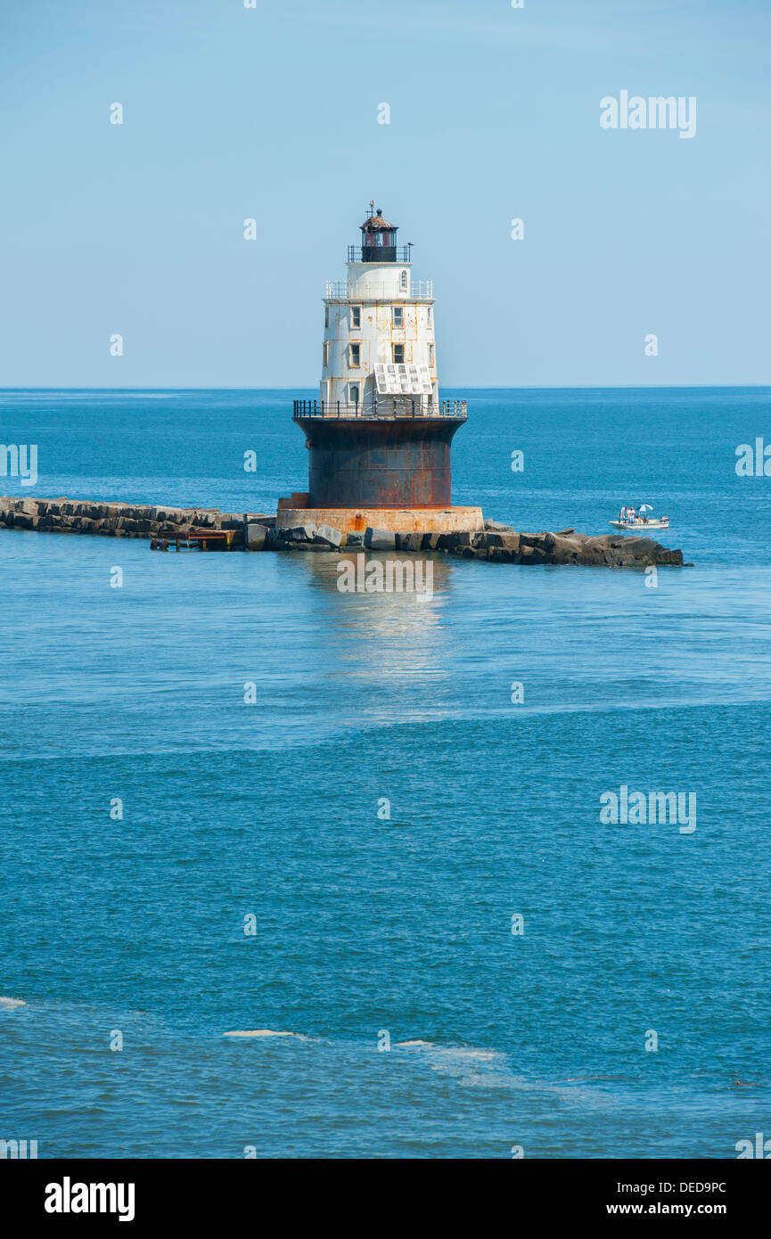 DE DELAWARE USA Port de refuge phare dans la baie du Delaware, près de Cape Henlopen équipé de panneaux solaires est assis sur un brise-lames Banque D'Images