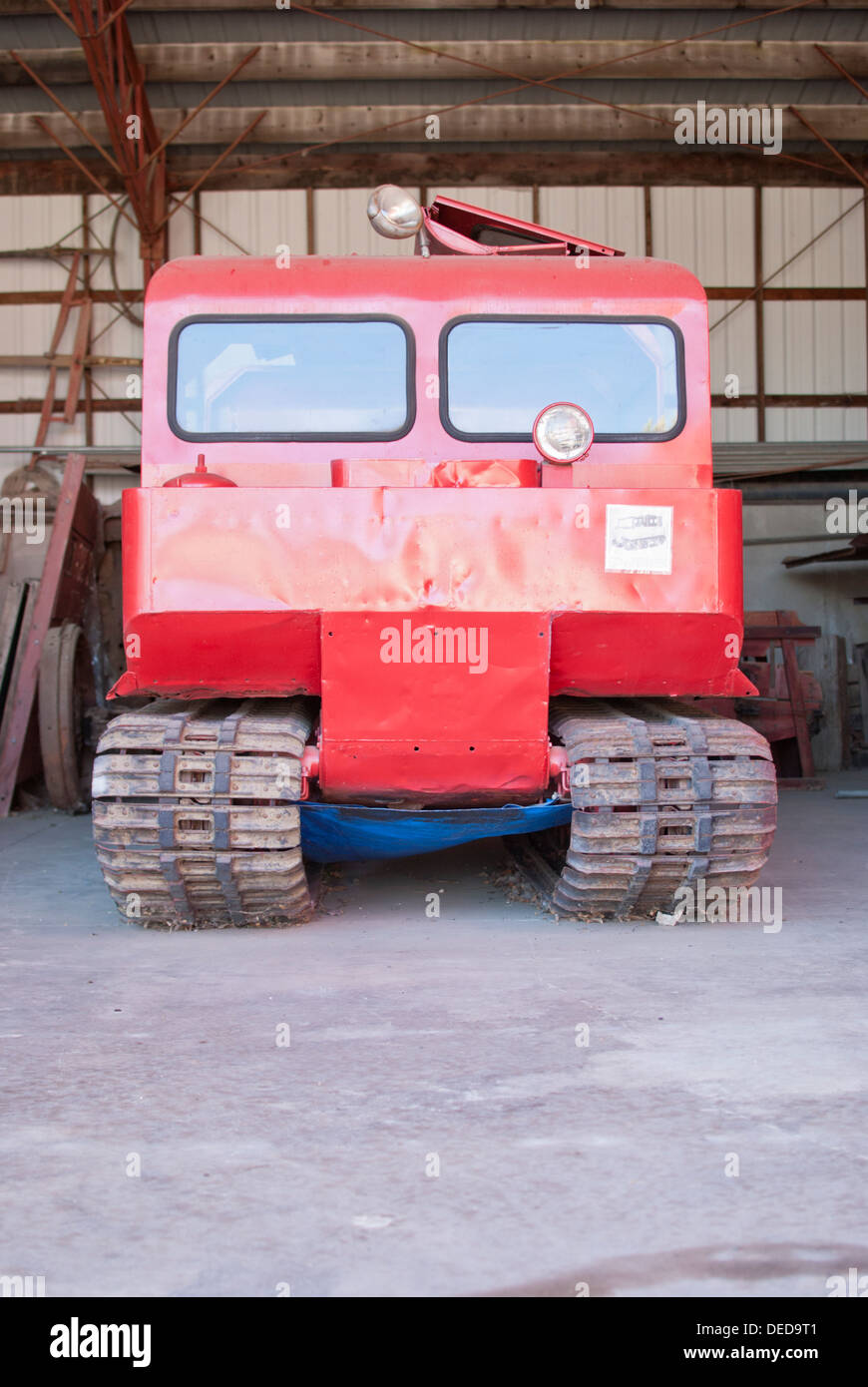 'Weasel' snow machine utilisée par electric co-op poseurs, Lincoln County Museum, Davenport, l'État de Washington, USA. Banque D'Images
