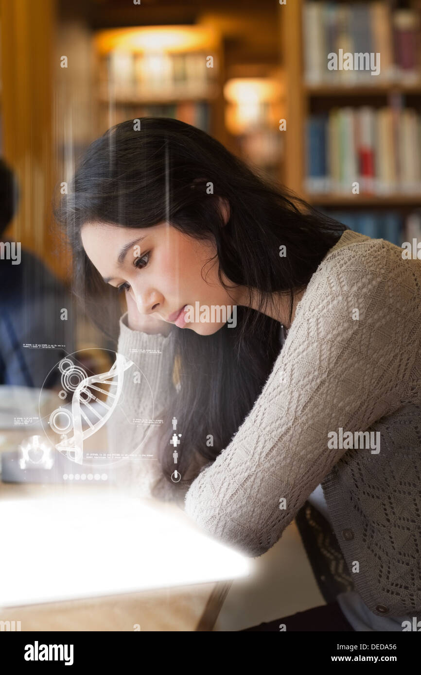 Student using futuristic hologram pour en savoir plus sur l'adn de tablet Banque D'Images