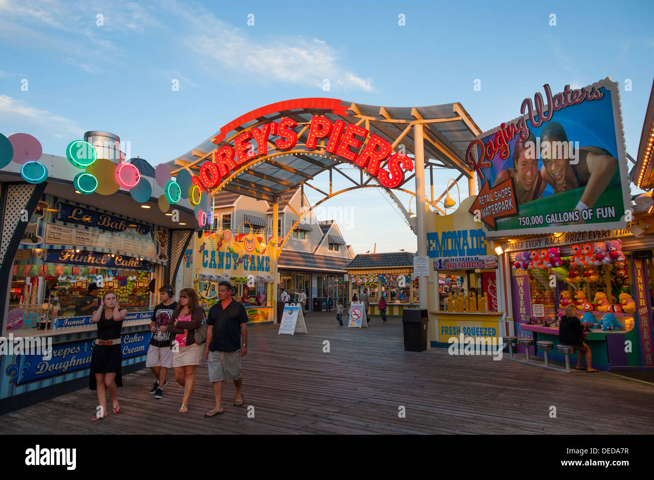 USA New Jersey NJ Shore Wildwood promenade de nuit rides jeux fun nightlife crépuscule crépuscule soir Morey's Piers Banque D'Images