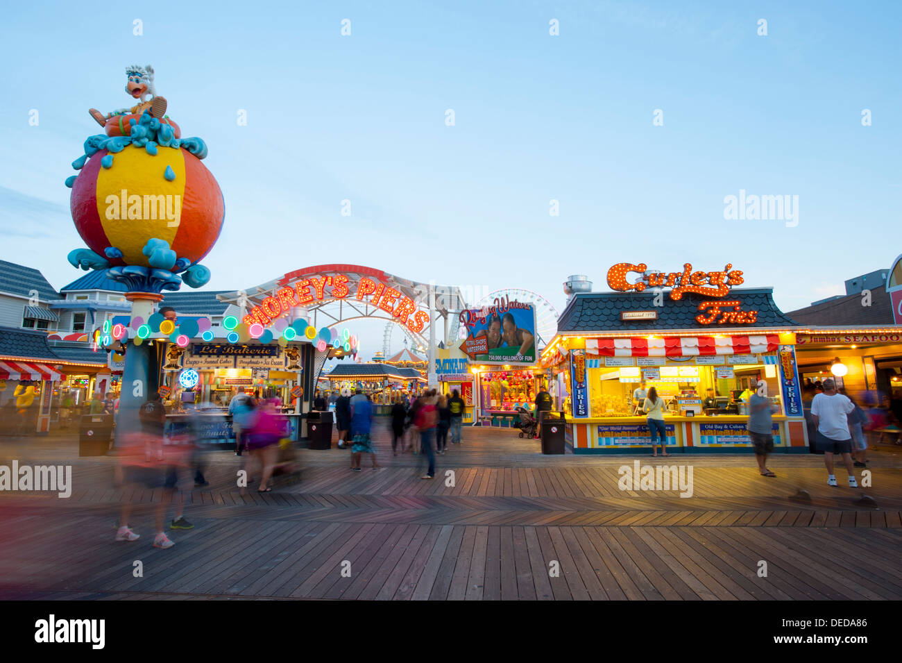 USA New Jersey NJ Shore Wildwood promenade de nuit rides jeux fun nightlife crépuscule crépuscule soir Morey's Piers Banque D'Images