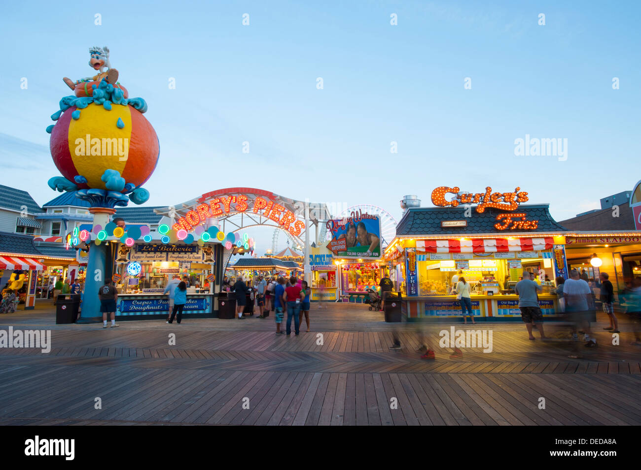 USA New Jersey NJ Shore Wildwood promenade de nuit rides jeux fun nightlife crépuscule crépuscule soir Morey's Piers Banque D'Images