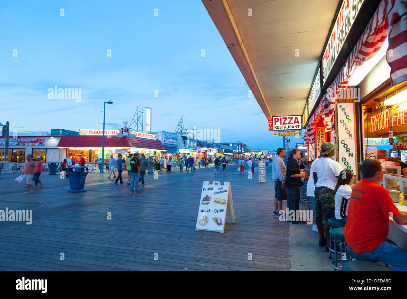 USA New Jersey NJ Shore Wildwood promenade de nuit rides jeux fun nightlife crépuscule crépuscule soir pizza manger nourriture Banque D'Images