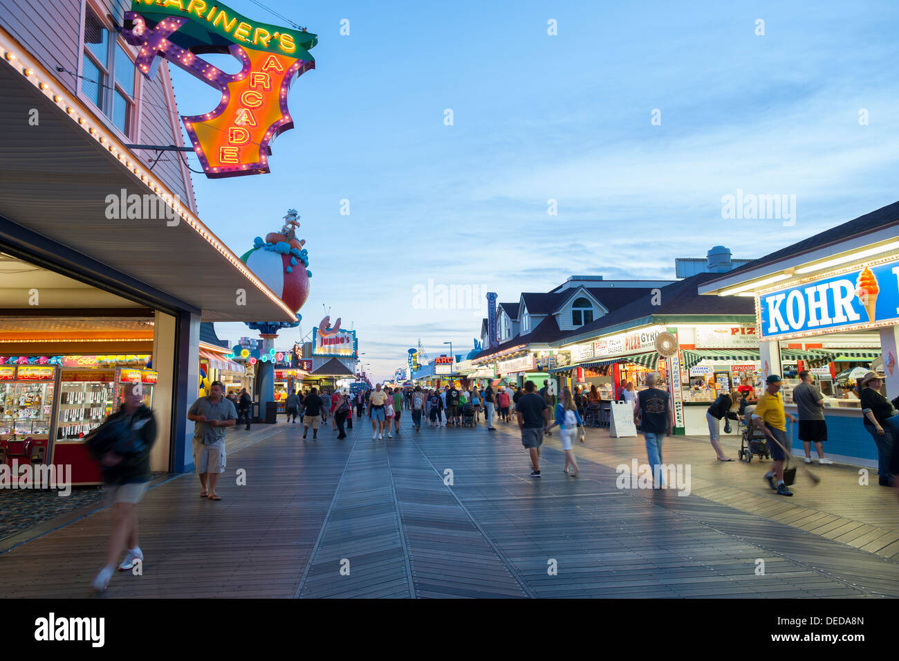 USA New Jersey NJ Shore Wildwood promenade de nuit rides jeux fun nightlife crépuscule crépuscule soir Kohr ice cream Banque D'Images