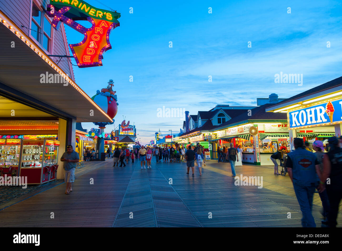 USA New Jersey NJ Shore Wildwood promenade de nuit rides jeux fun nightlife crépuscule crépuscule soir Kohr ice cream Banque D'Images